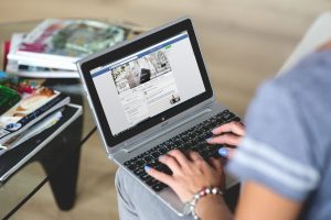 kobieta prowadzi facebooka