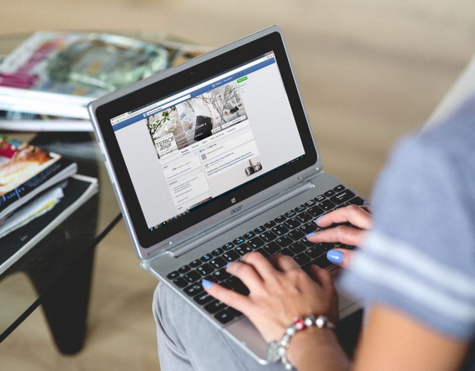 kobieta prowadzi facebooka
